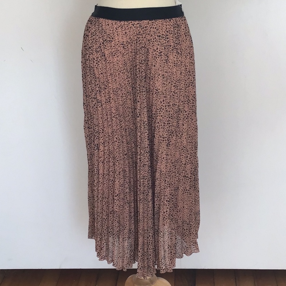 WD-NY  pleated midi/maxi skirt. Size large. NWT